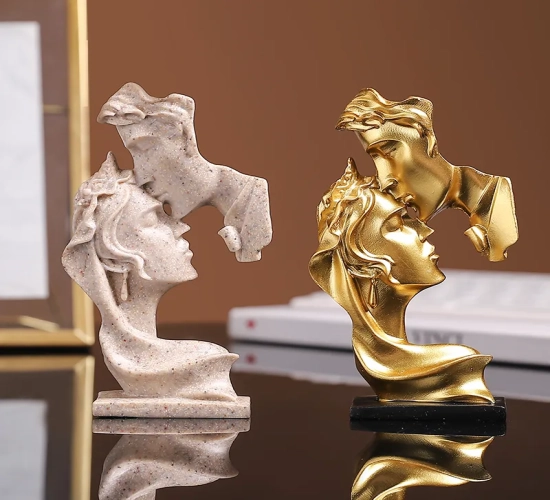 Mini resin statue of lovers in a kissing posture, ideal for home decor on desks or wine cabinets.