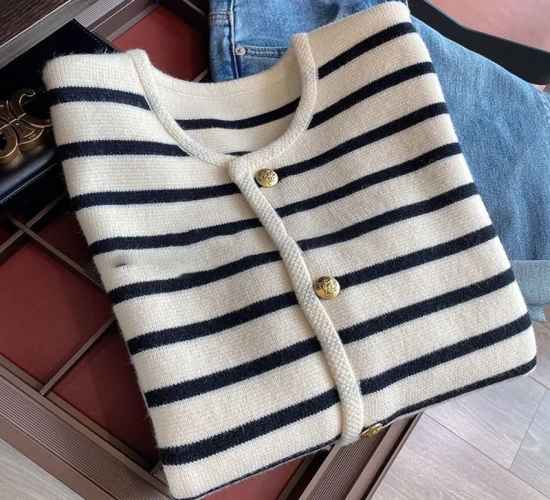 2023 Winter Korean fashion: Striped white and black knitted sweater cardigan with long sleeves. Short and stylish for a trendy look.