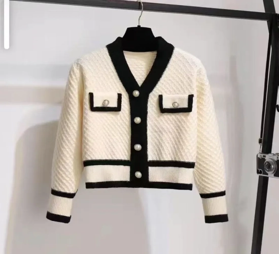 Autumn/Winter Color-Blocking Knitted Top: Women's Cardigan with Long Sleeves, V-neck, Short Style. 2023 New Coat, Fashion All-Match Top.