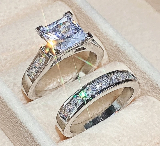 Stylish wedding ring set for women with dazzling square zirconia. A luxurious and trendy accessory for the delicate bride.