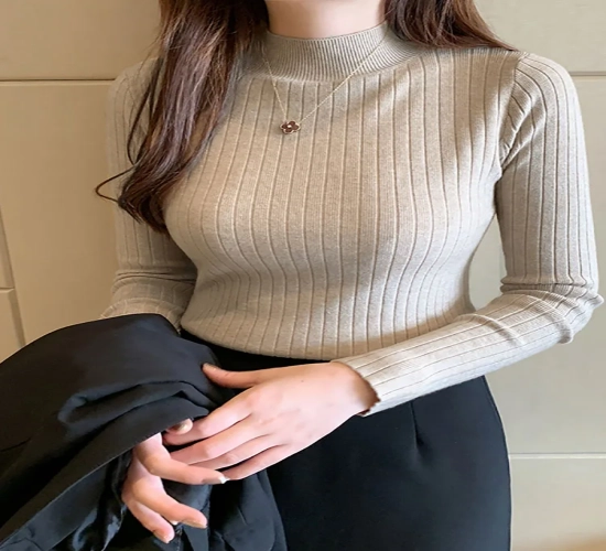 Mockneck Sweater for Women: Elegant, Solid Knitted Cashmere Pullover - Stylish Women's Sweater for the Autumn/Winter Season in 2023.