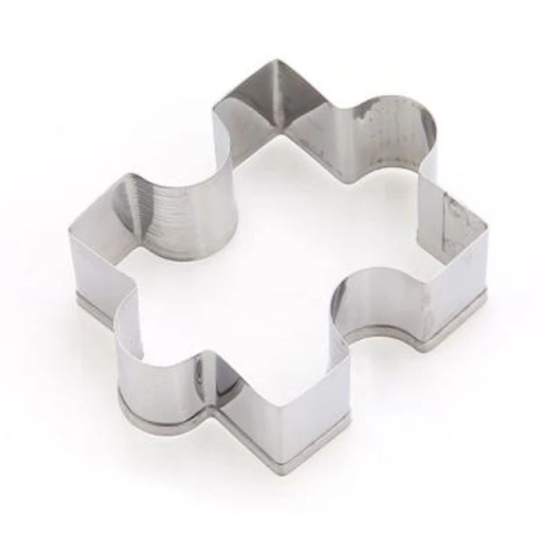 Stainless steel jigsaw-shaped cookie cutter for Christmas cookies. A DIY dessert bakeware and cake mold, perfect for creating unique kitchen accessories.