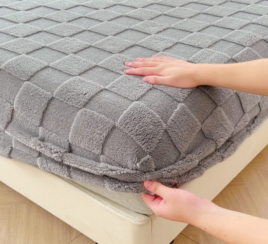 Velvet Fitted Sheet in Plaid Style: Warm Mattress Protectors for Bed Covers, постельное белье (bedsheets) - Note: Pillowcases not included.